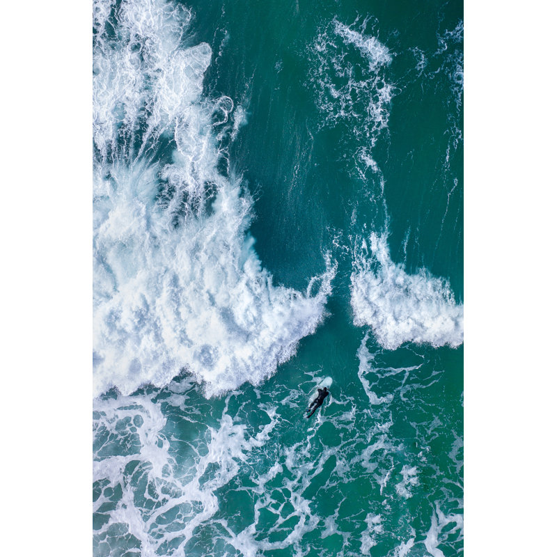 "A Surfer Finds Safe Passage" par Ashley Hampson, Matcovich, H 12 po x l 8 po, No, Cadre simple blanc
