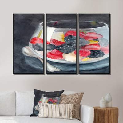 Verre avec baies rouges et bleues - Impression sur toile flottante 3 pièces