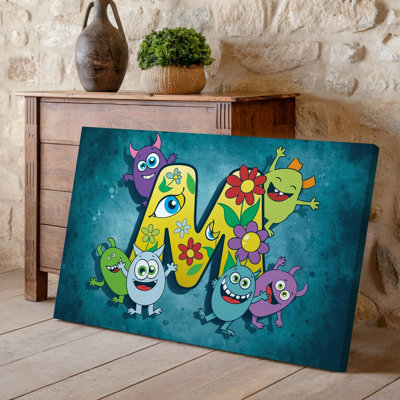 La toile crée une illustration vibrante et fantaisiste avec un grand art mural central, la lettre M ornée de fleurs colorées et un art mural sur toile