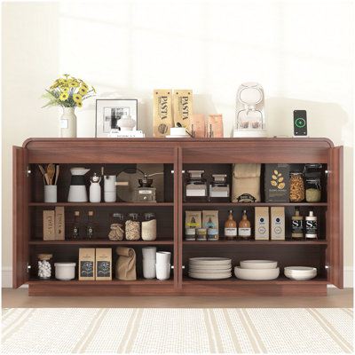 Meuble télé cannelé 4 portes en noyer avec prise de courant, centre de divertissement Wave sans poignée, armoire de rangement réglable à 3 niveaux en panneau de particules, console multimédia multifonctionnelle et buffet