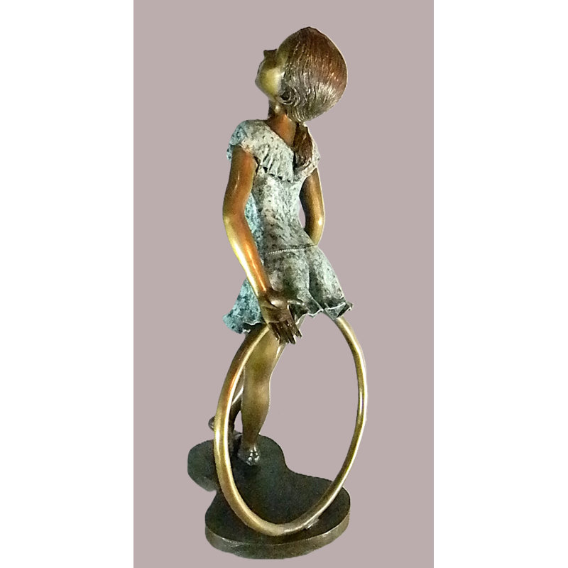 Fille avec un cerceau