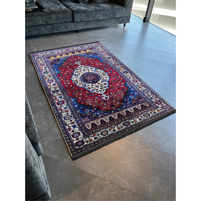 Tapis décoratif bleu marine et rouge à motifs traditionnels