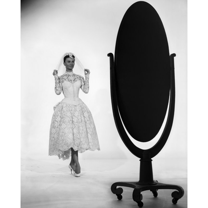Sophia Loren en robe de mariée regardant dans un miroir - photographie non encadrée, H 10 po x l 8 po