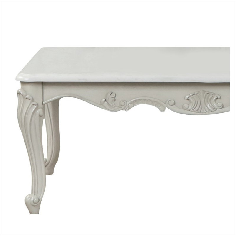 Table basse en bois argenté pour un style de salon intemporel dans une silhouette traditionnelle avec une finition gris neutre