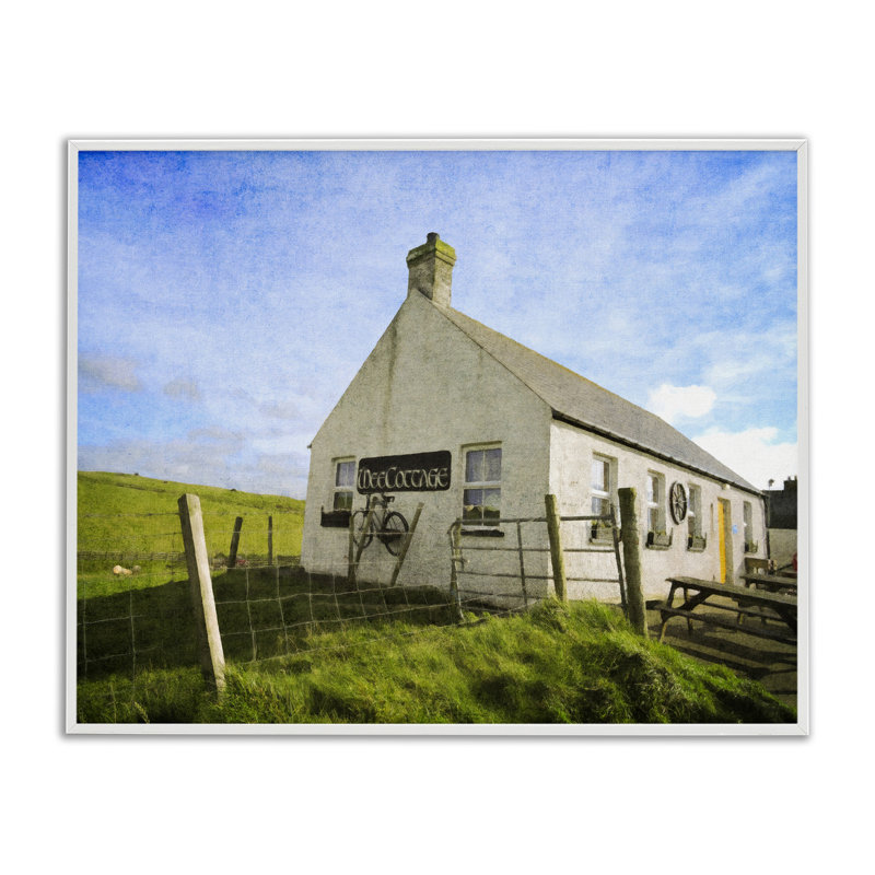 Wee Cottage Countryside, estampe numérique de Graffi *ee Studios, Estampe numérique encadrée blanc bord de mer