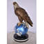 Statue aigle chauve debout sur un globe bleu Hawkinsville Taille du bronze: 17 po x 9 po x H 23 po