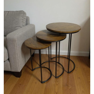 Ensemble de deux tables gigognes en bois massif noir et châtaignier