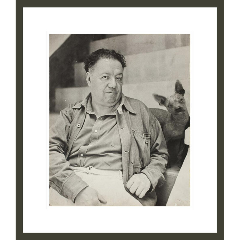 Diego Rivera avec un chien xoloitzcuintle dans la maison bleue Coyoacan par Inconnu - Impression Giclée encadrée