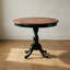 Ensemble de salle à manger rond 3 pièces en bois d'hévéa et cerisier noir antique, avec 2 chaises et pied central.