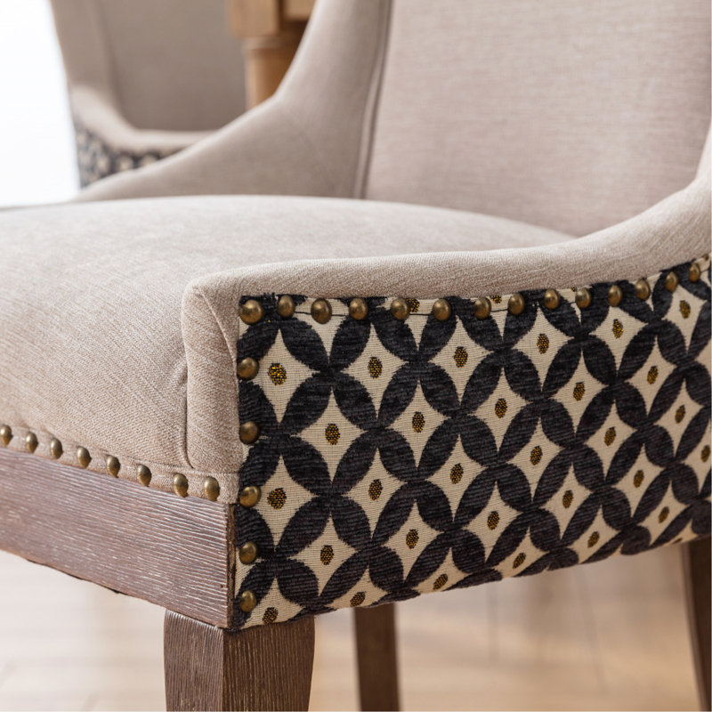 Ensemble de chaises de salle à manger luxueuses en tissu avec pieds en bois massif et dossier haut pour un confort et un style ultimes.
