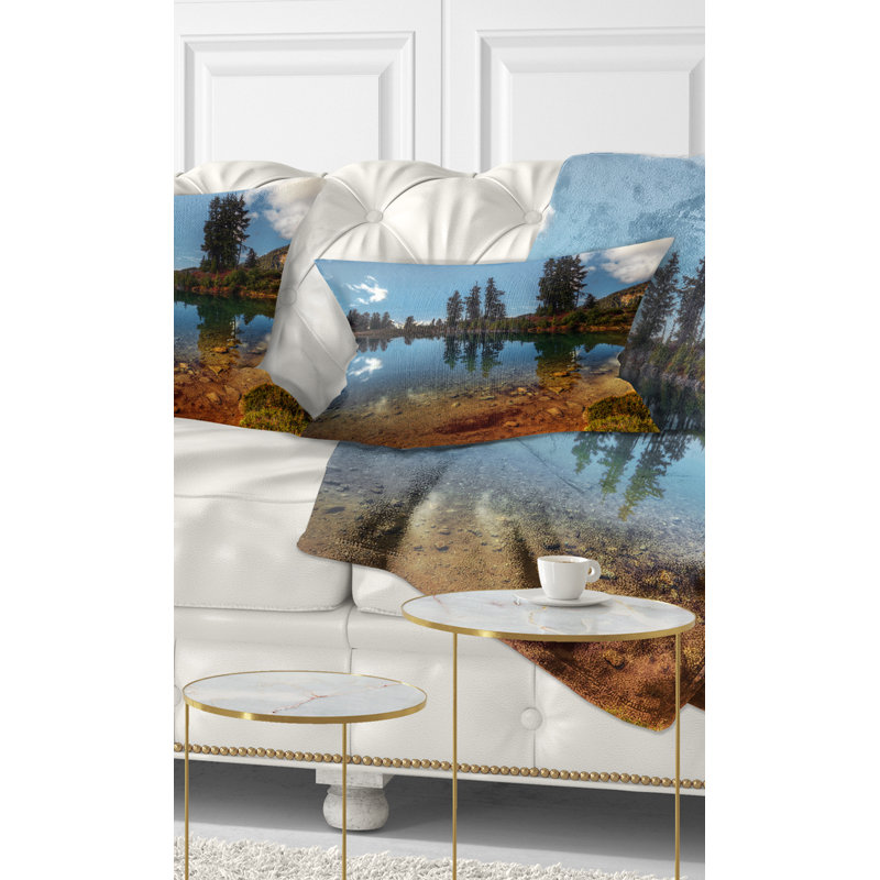 Clear Lake avec rangée de pins - coussin à imprimé paysage