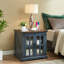  Table de bout carrée l 24 po avec station de charge et porte en verre de grange, tablette de rangement réglable (couleur bleu foncé) Keyaun-1023910507