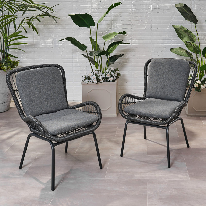 Chaise à structure minimaliste en fer avec tissage durable et rembourrage imperméable