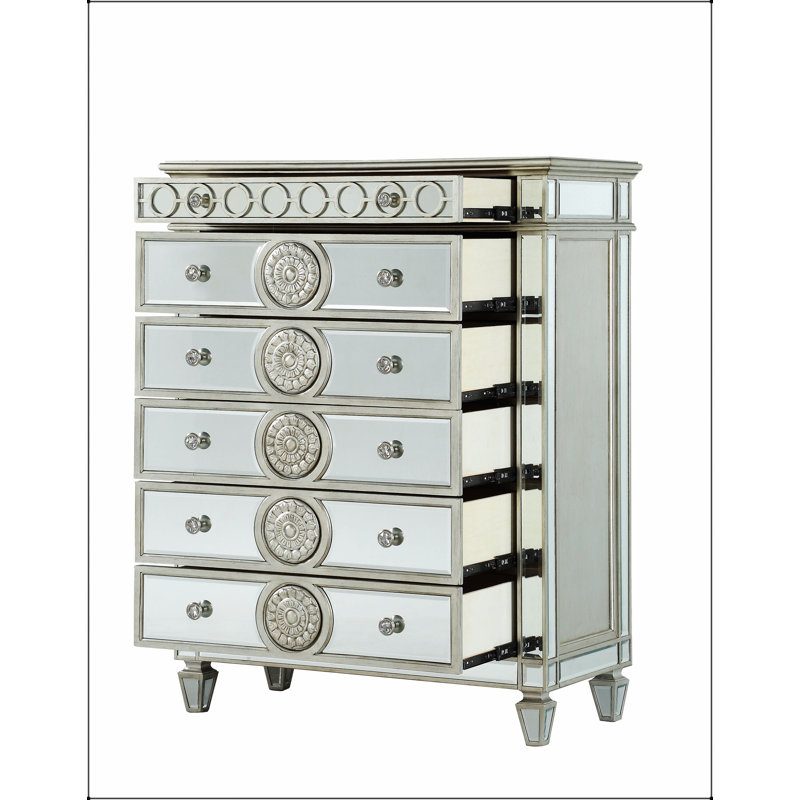 Commode à finition miroir Varian avec garniture géométrique et motifs soleil levant, offrant un rangement élégant pour les espaces modernes