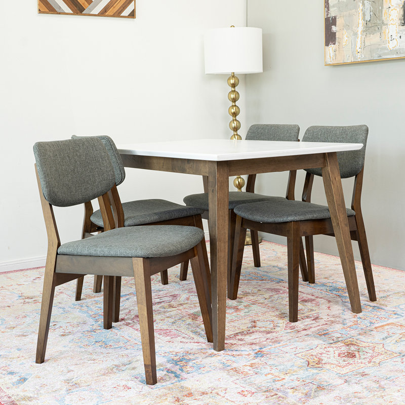 Ensemble repas pour quatre personnes