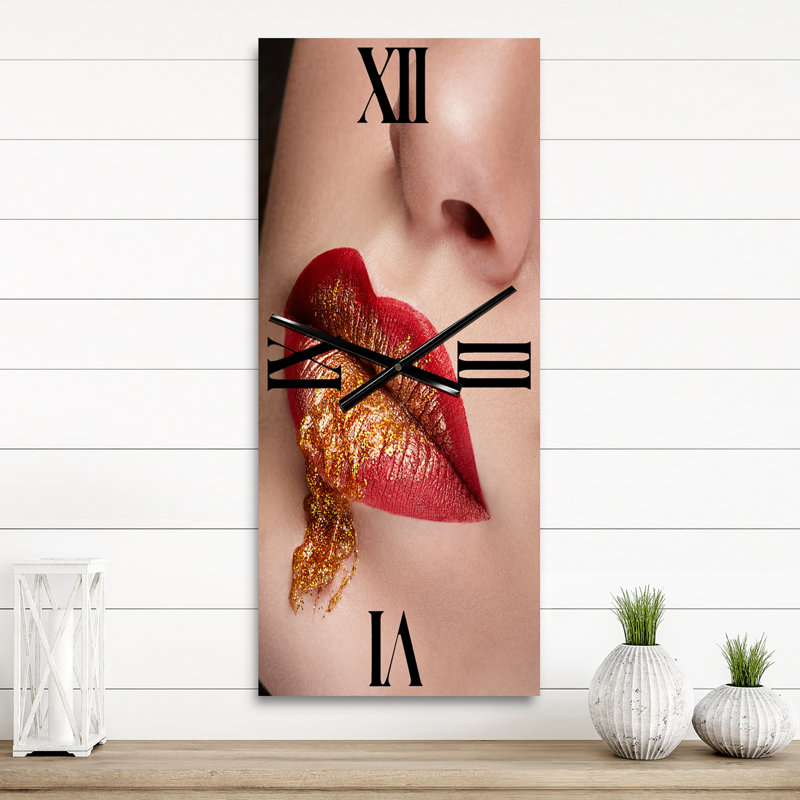 Gros plan sur les lèvres avec maquillage rouge et or - horloge murale moderne, Petit