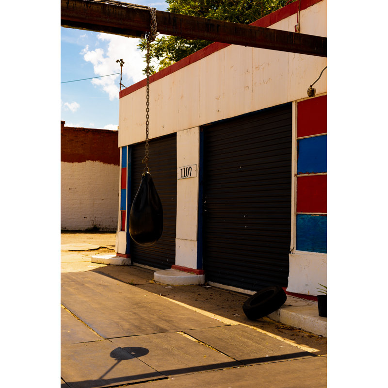 «Shadow Work», art mural par Sydney A. Foster | Photographie de station de boxe reflétant le grain de Macon et le pouls créatif