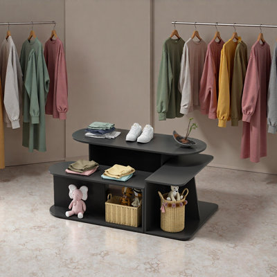 Table de présentation créative pour magasin de vêtements