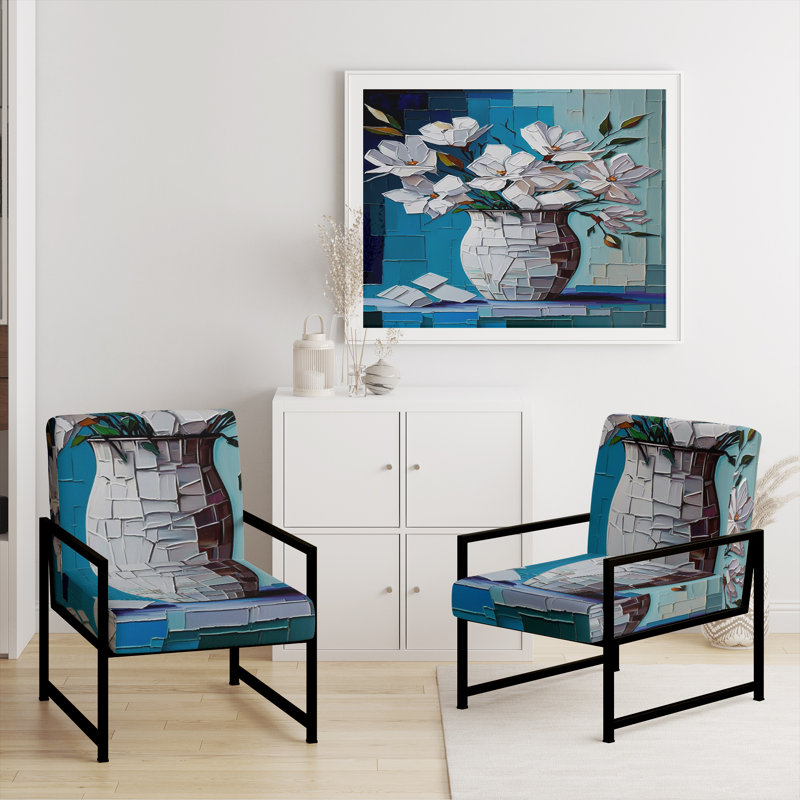 Nature morte fleurs blanches sur fond bleu I - Chaise rembourrée de style campagnard avec accoudoirs rustiques