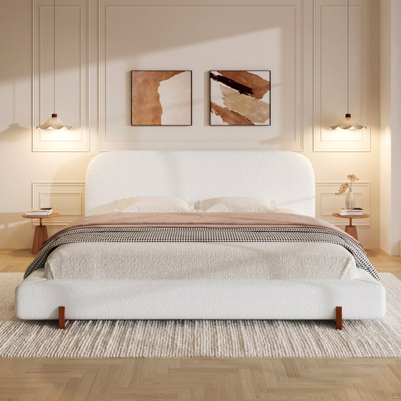 Structure de lit tapissier au design unique, tissu blanc et pieds en bois massif, très grand