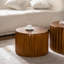 Ensemble de 2 tables basses rondes cannelées - Table gigogne en bois massif et panneau de fibres à densité moyenne (26,77 po / 19,69 po), table basse en bois de style Mid-Century moderne pour le salon / appartement
