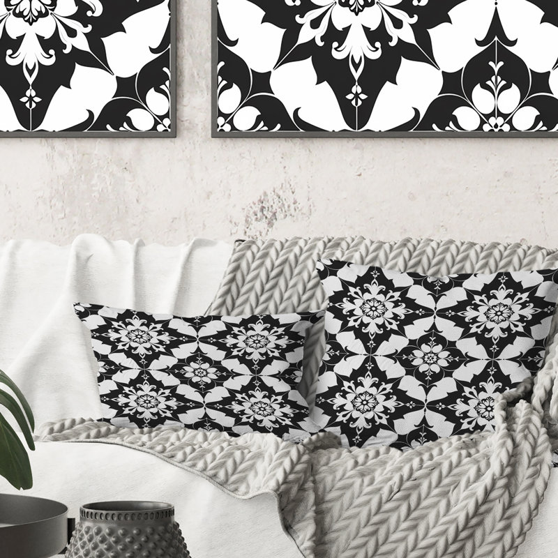 Coussin moderne noir et blanc quadrilobe II, H 16 po x l 16 po