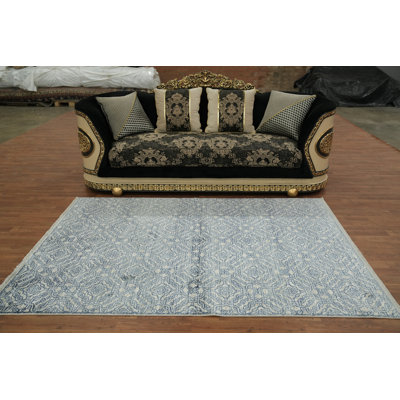 Luxueux tapis bleu à motifs classiques 5 x 8