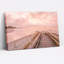Toile en bois sur la plage de sable sous un ciel rose-1103488350