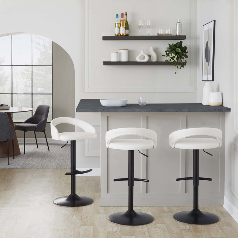 Ensemble de 2 tabourets à hauteur réglable avec pivotement à 360 degrés, repose-pieds arrondi en T et siège en similicuir blanc pour une utilisation polyvalente dans une cuisine ou un bar.