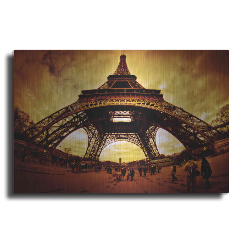 «Eiffel Apocalypse Color» par Sebastien Lory, H 16 po x l 24 po