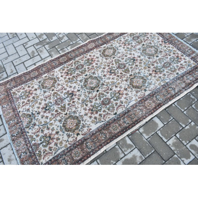 Tapis turc vintage en laine tissé à la main avec un motif floral classique, idéal pour tous les espaces de votre maison