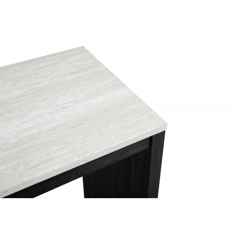 Ensemble trois pièces à hauteur de comptoir avec tabourets et repose-pieds capitonnés, une table avec deux chaises pour la salle à manger