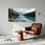 Tableau sur toile représentant des sommets enneigés et une forêt de pins le long d'un lac turquoise-1984639542