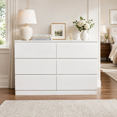 Commode blanche minimaliste avec 6 tiroirs et une large surface de présentation