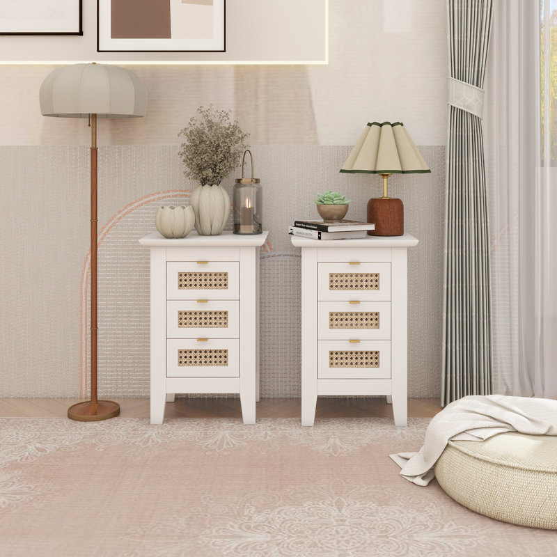 Ensemble de 2 tables de chevet avec surfaces tissées en rotin et trois tiroirs, une élégance exquise avec des solutions de rangement pour la chambre à coucher