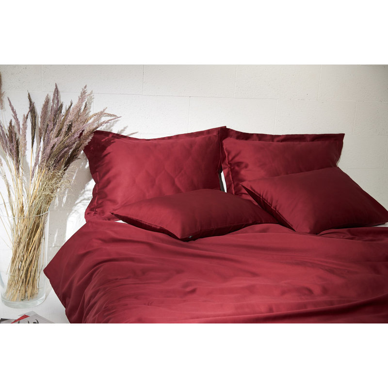 Goggin Solid Colour Duvet Cover Set with Pillowcases, Red