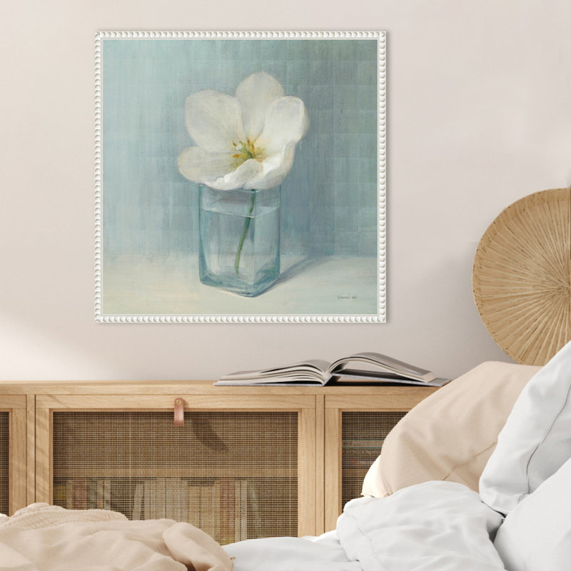 «Simple White Tulip» par Danhui Nai, reproduction d'art sur toile encadrée, H 22 po x l 22 po