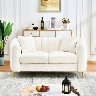 Canapé blanc 2 places de 155 cm avec pattes dorées, design moderne pour une décoration intérieure inspirée par l'art et le métal chenille.