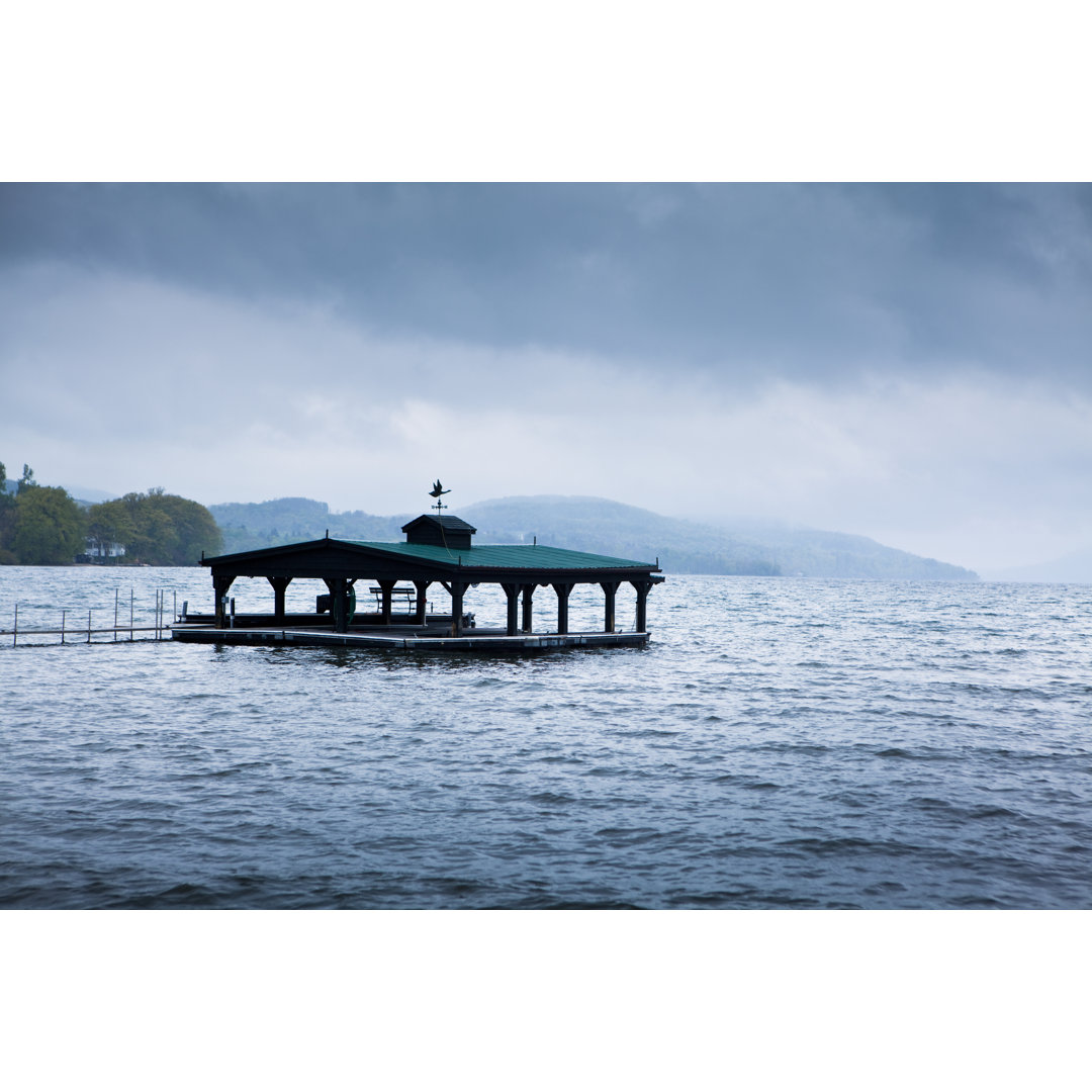 Adirondack See-Pier über dem Wasser