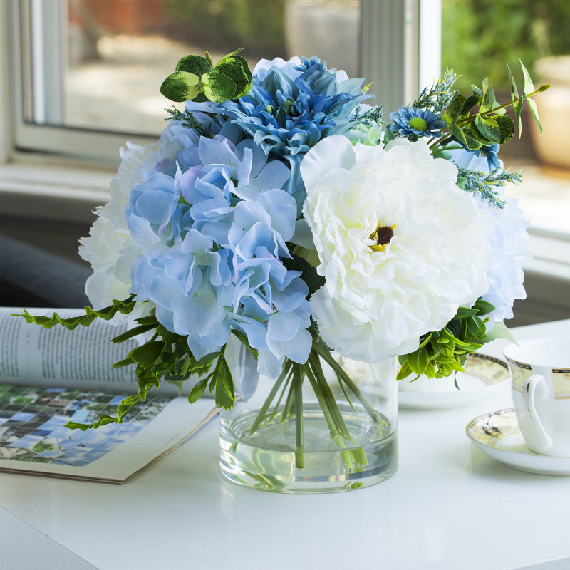 Arrangement floral d'hortensias dans un vase en verre