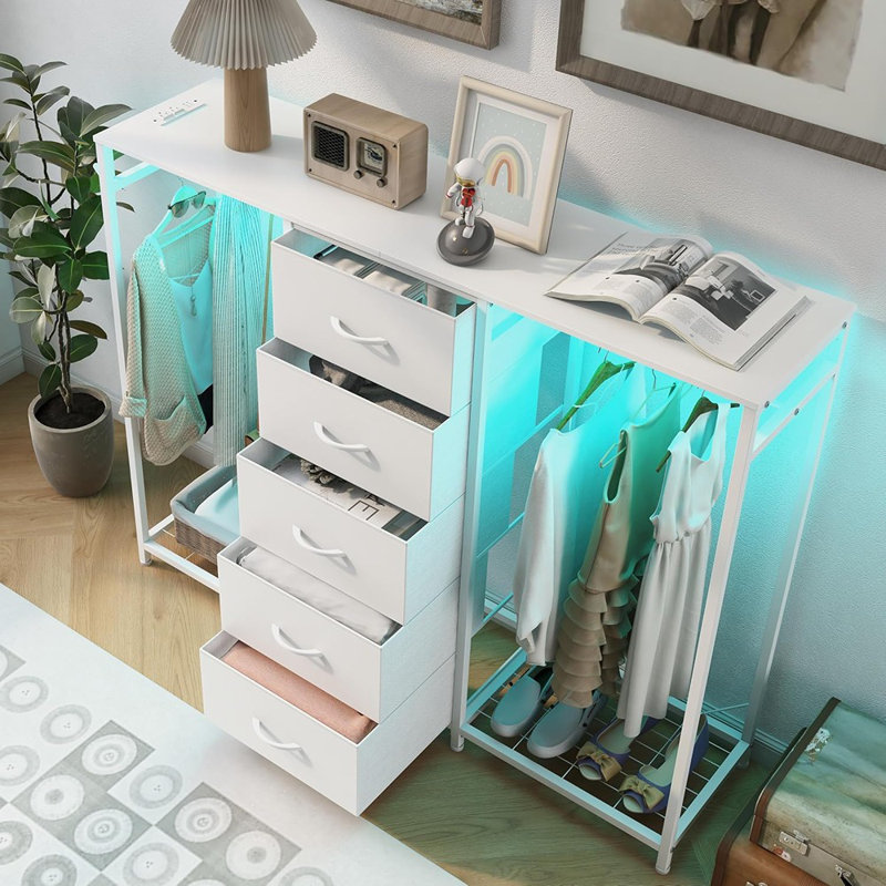 Commode pour chambre à coucher avec porte-vêtements Commode à 5 tiroirs avec station de charge avec lumières à DEL, commode blanche, tablette flexible et espace de rangement ouvert pour le salon de la chambre à coucher (blanc)