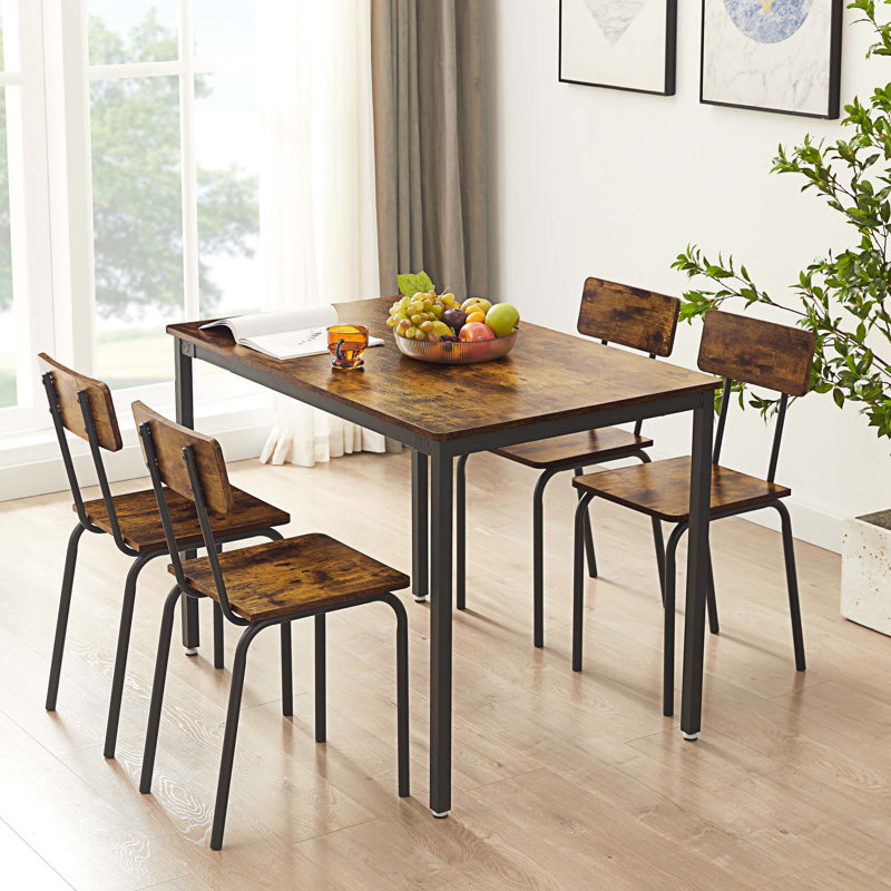 Ensemble repas pour quatre personnes