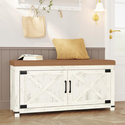Banc de rangement pour chaussures Farmhouse, banc à chaussures à 2 niveaux avec coussin de siège rembourré et portes de grange, banc d'entrée avec tablette réglable, armoire à chaussures pour salon, chambre à coucher