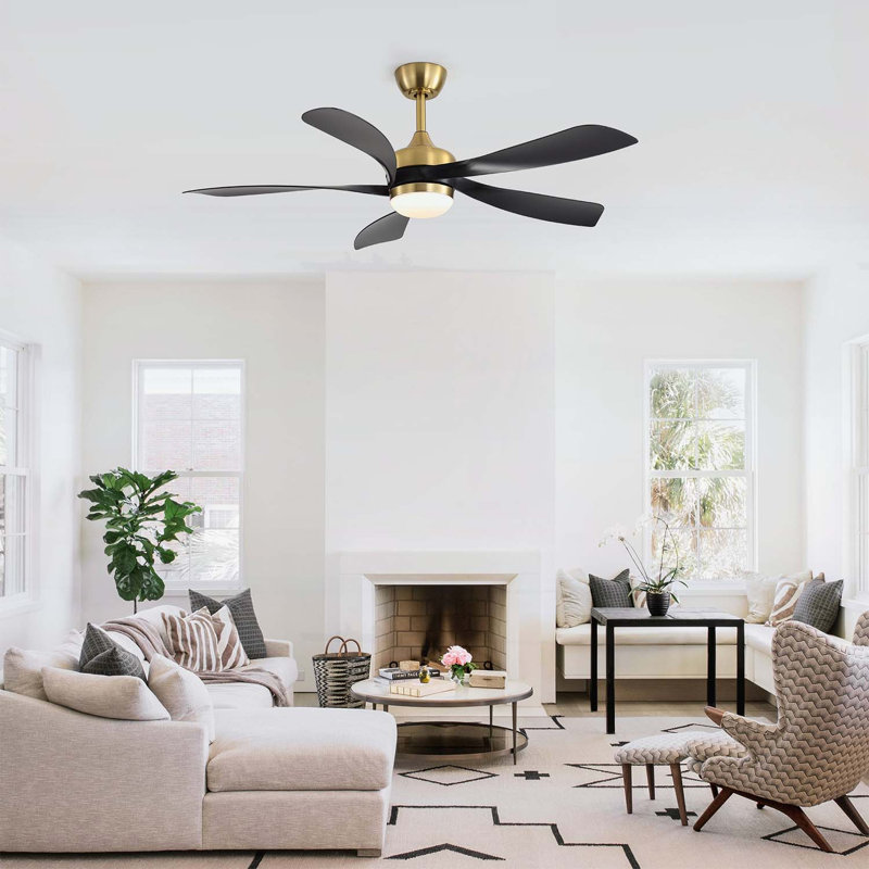 Ventilateur de plafond de 52 pouces avec télécommande, éclairage à intensité réglable et moteur à courant continu silencieux pour un confort accru dans les chambres et les salons