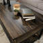Table basse à plateau relevable, finition brune