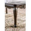 Table basse de style traditionnel avec un design sculpté et des pieds courbés-1692396809