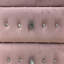 Commode rose en tissu