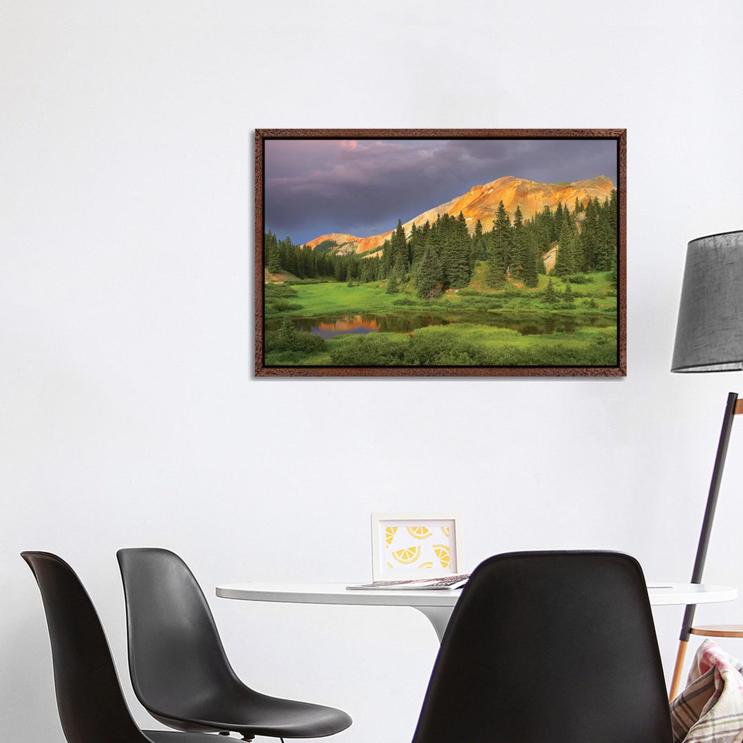 Red Mountain And Pond, Near Ouray, Colorado von Tim Fitzharris - Galerie-verpackte Leinwand Giclée auf Leinwand