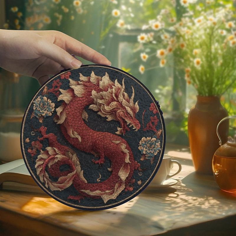 Dragon cramoisi enroulé au milieu de motifs floraux de vitrail pour fenêtre, 6,3 x 6,3 po (16 x 16 cm)