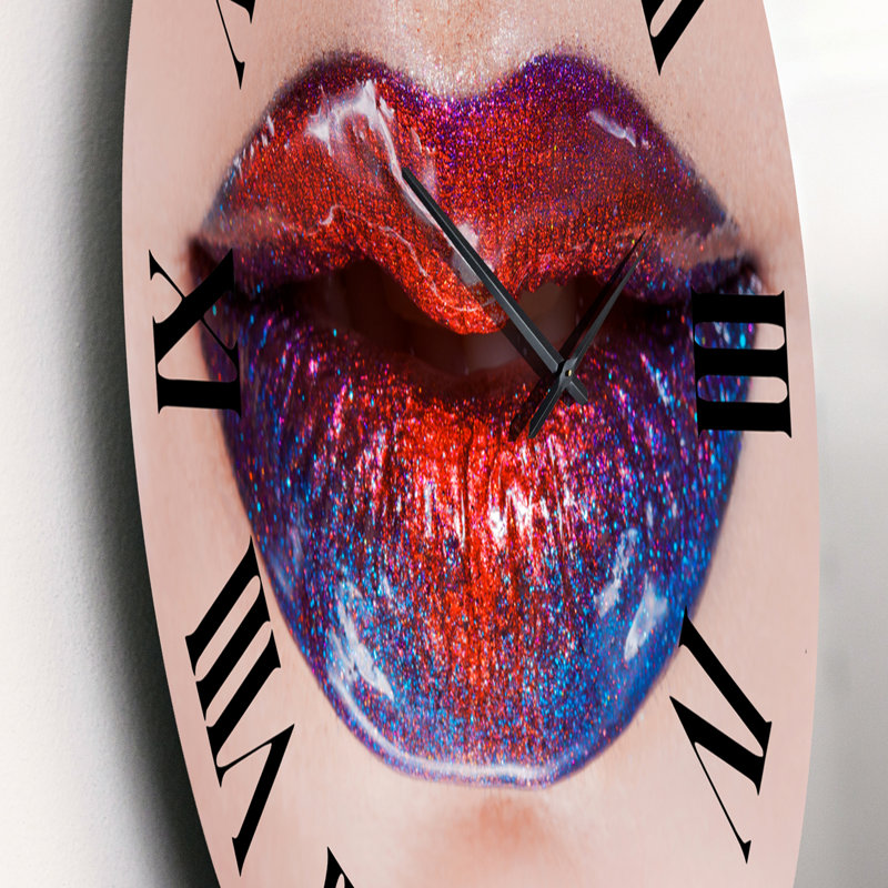 Beautiful Women Lips With Bright Rouge à lèvres - horloge murale moderne, Petit